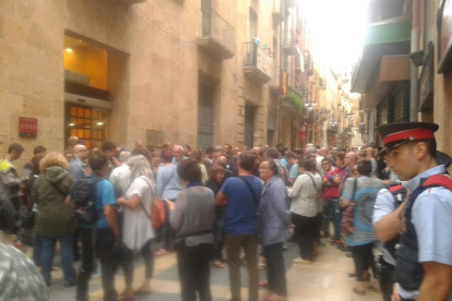 Concentració davant el local de la Jove de Tarragona.