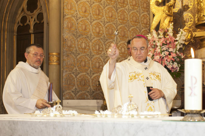 El Arzobispo bendijo las nuevas coronas.
