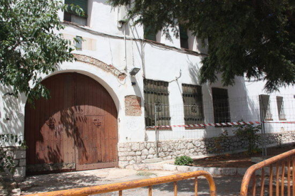 Façana principal de l'antiga caserna de la Guàrdia Civil de Montblanc.
