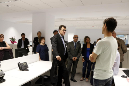 Pla obert del secretari d'Hisenda, Lluís Salvadó, conversant amb treballadors de la nova oficina de l'Agència Tributària de Catalunya (ATC) a Reus, l'1 de setembre del 2017