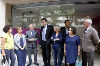 Pla general del secretari d'Hisenda, Lluís Salvadó, a les portes de la nova oficina de l'Agència Tributària de Catalunya a Reus, amb la responsable de l'oficina, el delegat del Govern i representants de l'Ajuntament, l'1 de setembre de 2017