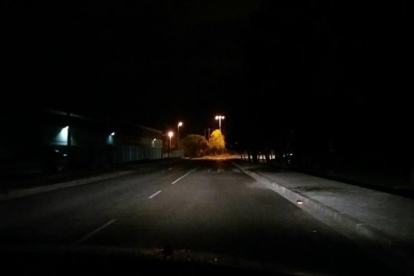 La via està a les fosques. A la foto, la llum d'un vehicle.