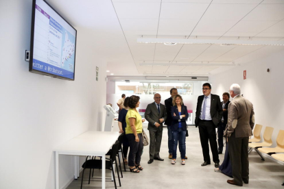 Plano general del secretario de Hacienda, Lluís Salvadó, visitando la nueva oficina de la Agencia Tributaria de Cataluña (ATC) en Reus, el 1 de septiembre del 2017