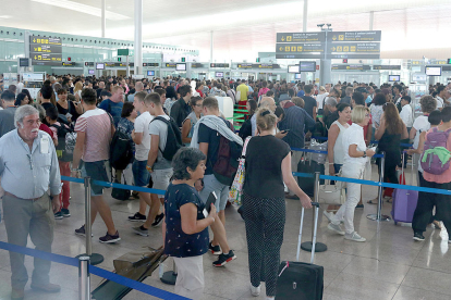 El colapso de pasajeros vivido en las colas del control de seguridad del Aeropuerto del Prat en una imagen del pasado día 27.