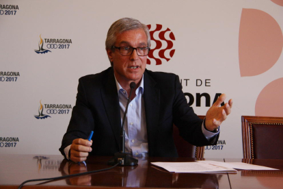 L'alcalde de Tarragona, Josep Fèlix Ballesteros, dóna explicacions en roda de premsa el 5 de maig de 2016