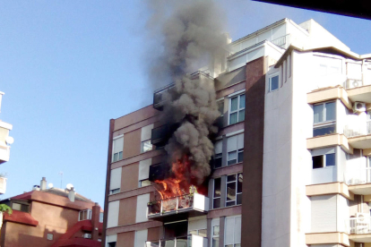 Imagen del incendio en un bloque de pisos cerca de la Ronda General Mitre de Barcelona este 1 de noviembre del 2017