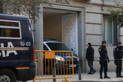 Un furgó policial traslladant al Suprem dos dels consellers empresonats, Jordi Sànchez o Jordi Cuixart, aquest 1 de desembre.