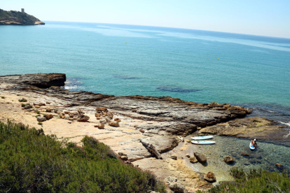 Pla general del moll romà localitzat a la platja de Roca Plana, a Tarragona, amb la punta de la Móra al fons.