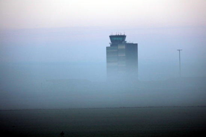 La terminal de l'aeroport de Lleida-Alguaire envoltada per la boira, el 21 de desembre del 2016.