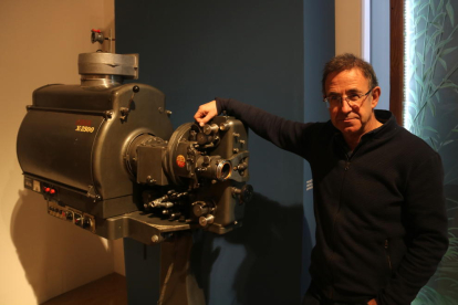 El director del Museo de las Tierras del Ebro, Àlex Fornós, al lado de un antiguo proyector cinematográfico.