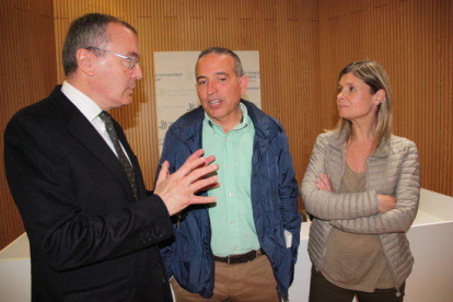El nou director de l'Hospital Sant Joan de Reus, Òscar Ros, conversant amb l'alcalde de Reus, Carles Pellicer, i la presidenta del Grup Salut Reus, Noemí Llauradó.