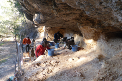 L'excavació arqueològica del sediment conservat a l'interior de l'abric, evidencia que l'indret va ser ocupat, de manera reiterada.