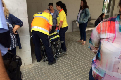 Imatge de serveis mèdics atenent la persona que ha resultat ferida en un col·legi electoral de Torreforta.