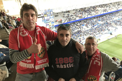 'Titi', a la izquierda de la imagen, con dos compañeros aficionados al Nàstic, a Carlos Tartiere esta temporada.
