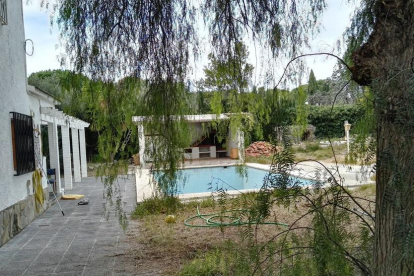 El xalet té un ampli jardí amb piscina i presenta un lamentable estat de deteriorament.