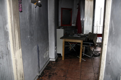 Pla obert de l'interior del segon pis d'un immoble de Reus on s'ha produït un incendi mortal el 14 de novembre del 2016