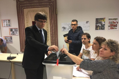 Puigdemont ya ha efectuado su voto.