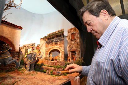 Carles Tarragó mostra el diorama elaborat per ell i que forma part de l'exposició.