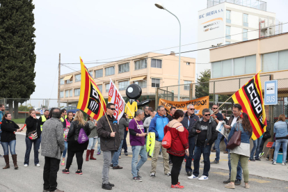 Els treballadors de BIC Graphic davant la seva planta a Tarragona manifestant-se contra l'acomiadament de 136 persones.