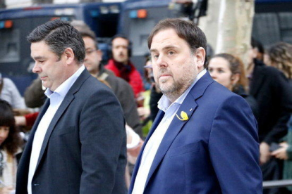 El vicepresident cessat Oriol Junqueras, amb el seu advocat en arribar a l'Audiència Nacional.