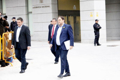 El vicepresident cessat Oriol Junqueras, amb el seu advocat en arribar a l'Audiència Nacional.