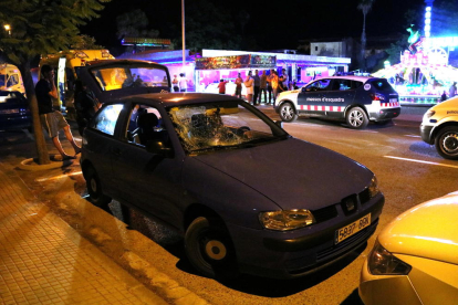 Pla general del cotxe implicat en l'atropellament davant de la zona d'atraccions ambulants de la festa major de Roquetes. Imatge del 2 de juliol de 2017 (horitzontal)
