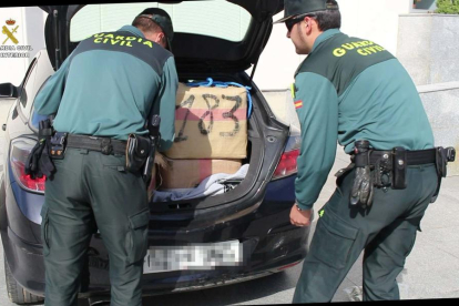 La Guardia Civil interceptó el vehículo con hachís y marihuana después de que fuera abandonado en Cambrils.