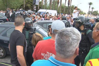 Centenares de personas delante de los antidisturbios de la Guardia Civil en la Ràpita.