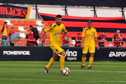 El capità roig-i-negre Colorado condueix la pilota sota la mirada d'Olmo, contra el València Mestalla.