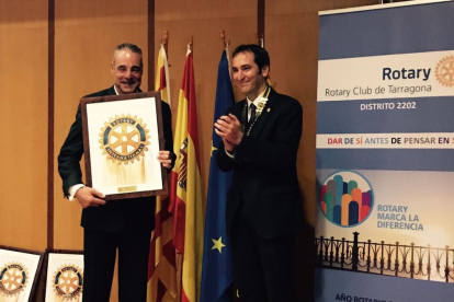 Josep Fortuny entregando a Ignacio Moral el Premio Imperial Tarraco.