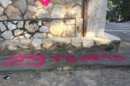 Imagen de las pintadas que unos vándalos han realizado en la Ermita de la Salut.