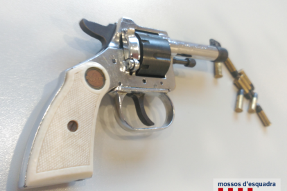 Imagen del revólver localizado en el trastero.
