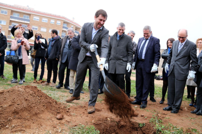 El conseller de Salut, Antoni Comín, entierra con tierra la primera piedra del nuevo CAP de Amposta acompañado de las autoridades locales.