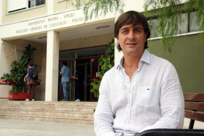 Pla mig del director de la Càtedra del Dolor Infantil de la URV, Jordi Miró, assegut davant la Facultat de Psicologia de Tarragona, durant l'octubre del 2016