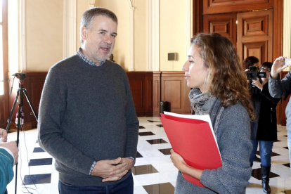 Imatge d'arxiu de Pau Ricomà, d'ERC, i Laia Estrada, de la CUP, a l'Ajuntament de Tarragona el passat novembre.