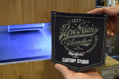 L'estand Pepe Jeans del Corte Ingés personalitza les peces de la marca