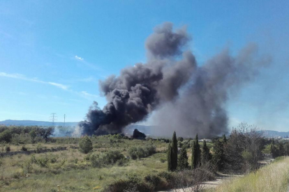 Incendi de matolls i tubs de plàstic al polígon Riuclar de Tarragona