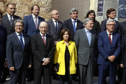 Foto de familia de representantes de Tarragona y del gobierno español, con la vicepresidenta Soraya Sáenz de Santamaría y los ministros Montoro i Méndez de Vigo, en el acto para el convenio de los Juegos Mediterráneos.