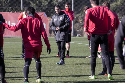 Juan Merino, al centre, dóna instruccions als jugadors durant el seu primer entrenament com al capdavant del Nàstic, dijous passat.