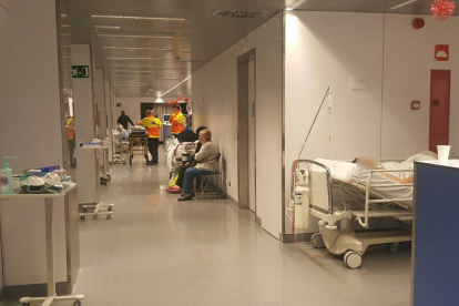 Imatge d'ahir, vora dos quarts de vuit del matí, al servei d'Urgències de Joan XXIII, amb pacients en un dels passadissos.