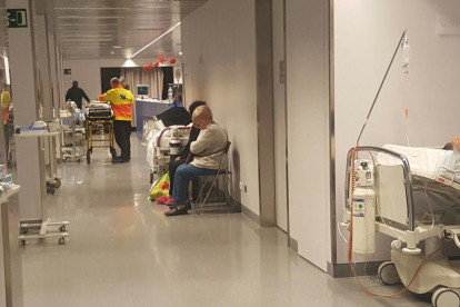 Imagen del martes por la mañana, cuando había pacientes en el pasillo.