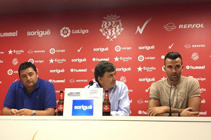 D'esquerra a dreta, Emilio Viqueira, Josep Maria Andreu i Manolo Martínez, a la sala de premsa del Nou Estadi.