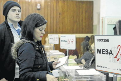 Imatge de dos joves votant a les eleccions del 20 de desembre