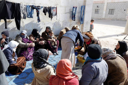 Imagen de personas desplazadas a un centro de refugiados de Jibreen, en Alepo.