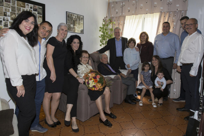 Rosario Ruiz i José Luis Vega amb la seva família durant la visita de l'alcalde i la regidora.