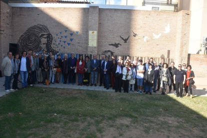 Imagen grupal delante del mural diseñado por los alumnos de Bachillerato Artístico del Instituto Torredembarra situado en el parque Cal Llovet de Torredembarra.
