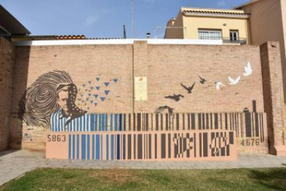 El mural dissenyat pels alumnes de Batxillerat Artístic de l'Institut Torredembarra.