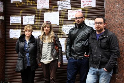Adela, Pilar, Jorge i David, els quatre professors acomiadats, davant la reixa de l'establiment.