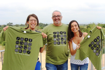 Las autoras del diseño de la camiseta con el regidor de Cultura.