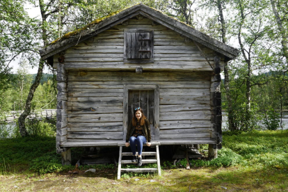 Cristina Muñoz en una visita a un dels campaments Sami, a una antiga casa lapona.